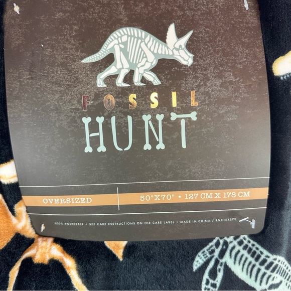 NWT Fossil Hunt Black and Tan Dinosaur skeleton plush throw Blanket - Picture 2 of 4